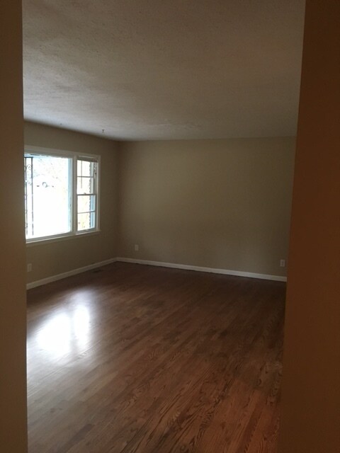 Building Photo - $500 move in special!-$500 off the first month's rent. A must see 3/2 charming brick ranch with a...