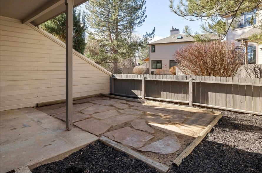 Private patio - 4647 Burgundy Ln