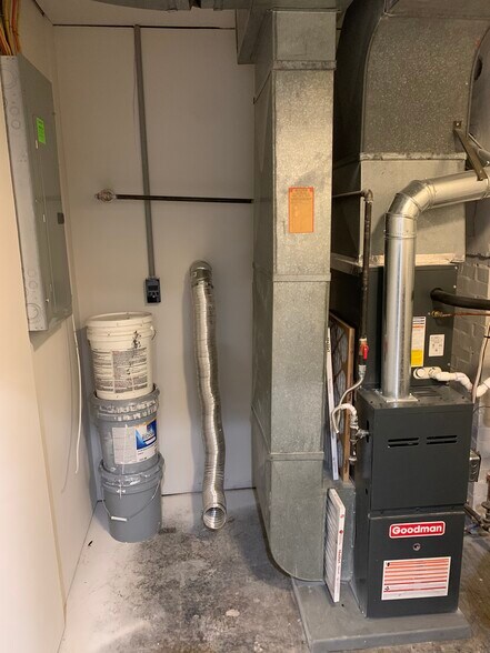 Laundry room - 281 Oak Dr