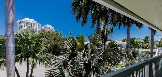 Building Photo - 1060 NE 78th St