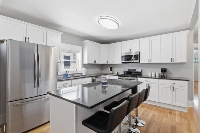Building Photo - Furnished 3-Bedroom, 2-Bath Apartment in North Buffalo