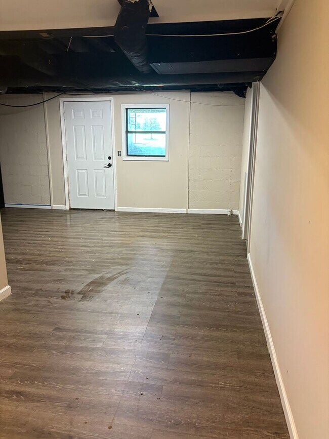 Building Photo - GREAT FOR PETS!!!!