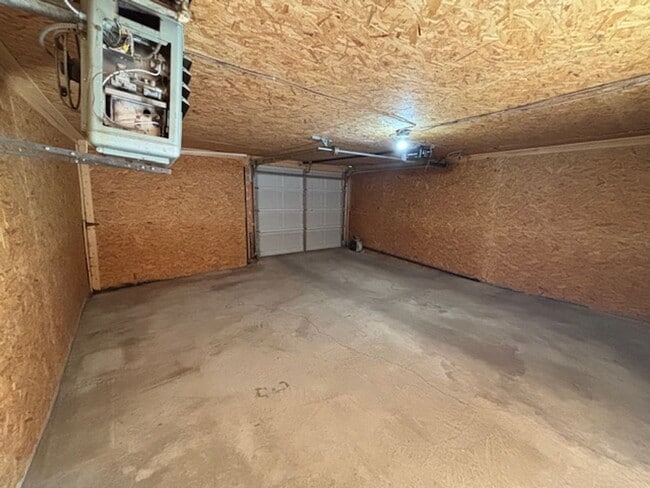 Building Photo - Adorable 4 Bedroom 2 Bathroom Single Famil...