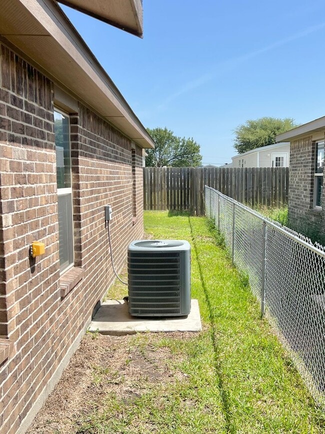 Building Photo - Cute Duplex On Amelia Earhart!