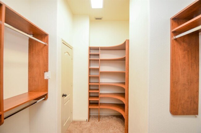 Building Photo - 42 N Knights Crossing Dr