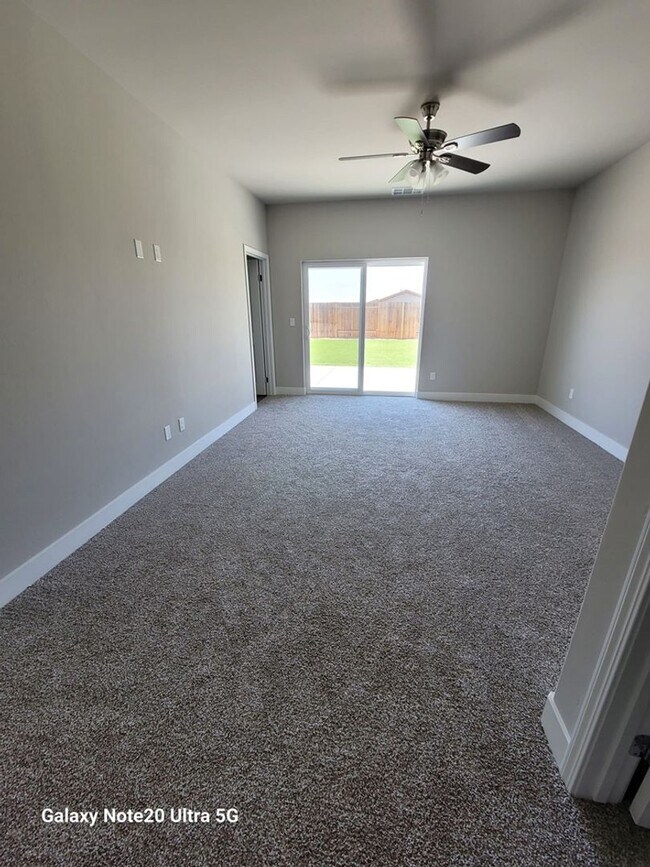 Building Photo - Gorgeous home located in Northeast Bakersf...