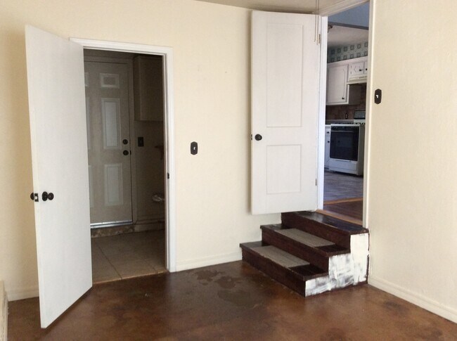 Building Photo - 111 E 12th St