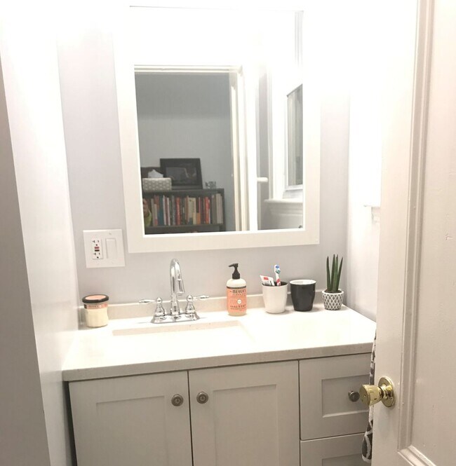 Building Photo - Huge 3 bed with in-unit laundry.