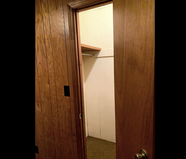 Building Photo - Well maintained 1 bedroom apartment 30 minutes from Asheville in downtown Marion, NC