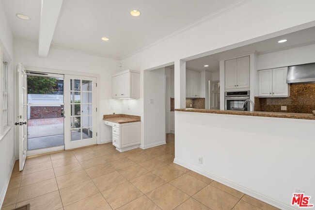 Building Photo - 234 S Roxbury Dr