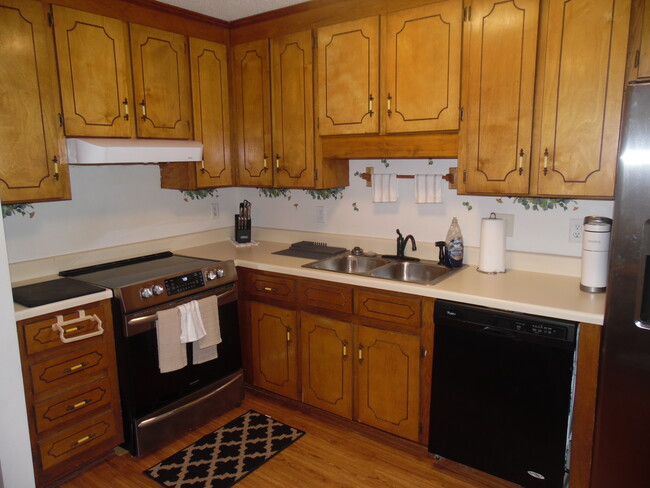 Full Kitchen - 153 Lakeview Dr