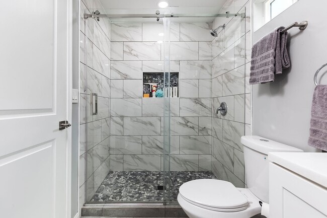 Building Photo - Newly furnished and remodeled 2 bed 2 bath!
