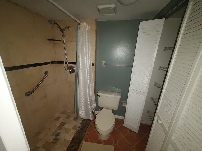 Building Photo - 5333 Vineland Rd