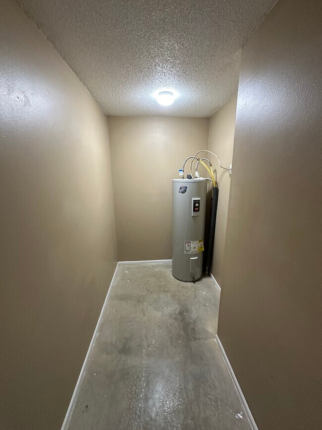 Building Photo - 1530 W 14th Street