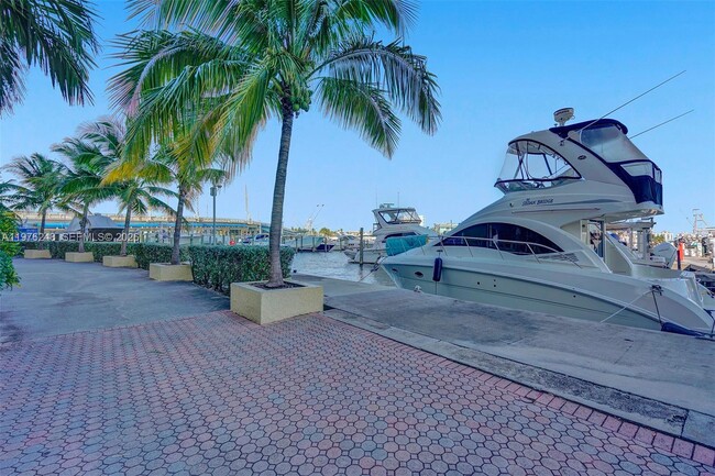 Building Photo - 7601 E Treasure Dr