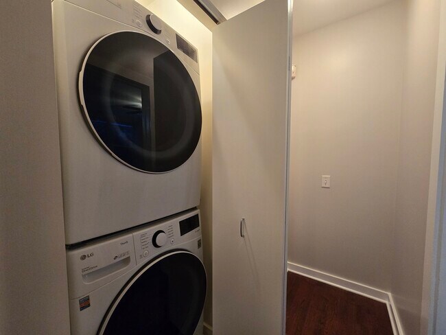 Building Photo - 1752 W Maypole Ave