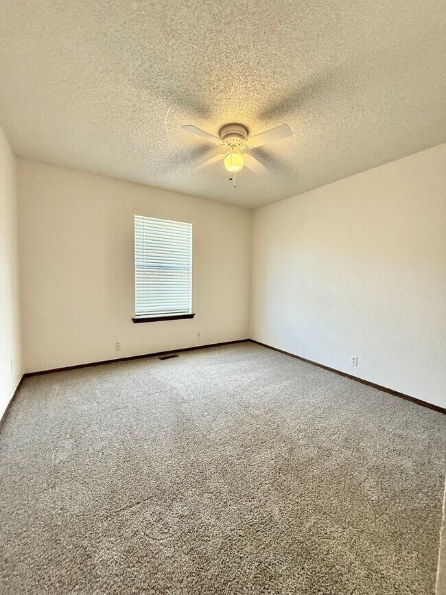 Building Photo - 3 bed, 2 bath Home in Ripple Creek!