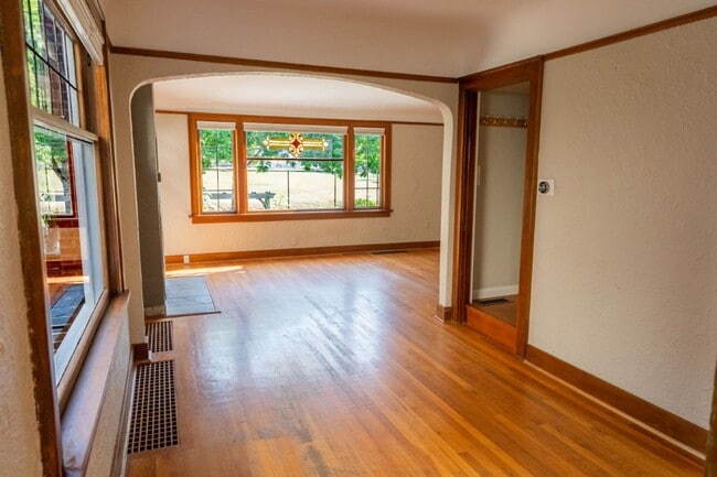 Building Photo - 4Bd/2Ba Seattle House