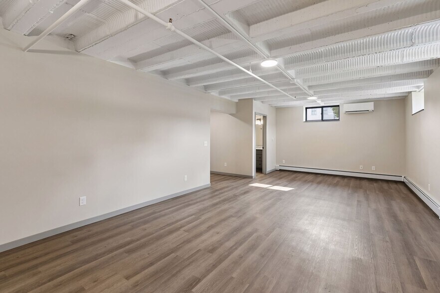 Building Photo - 321 6th St E