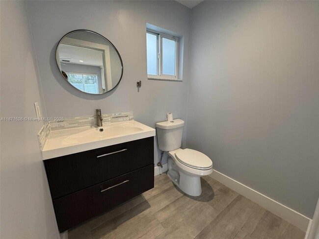 Building Photo - 1315 Royal Palm Dr