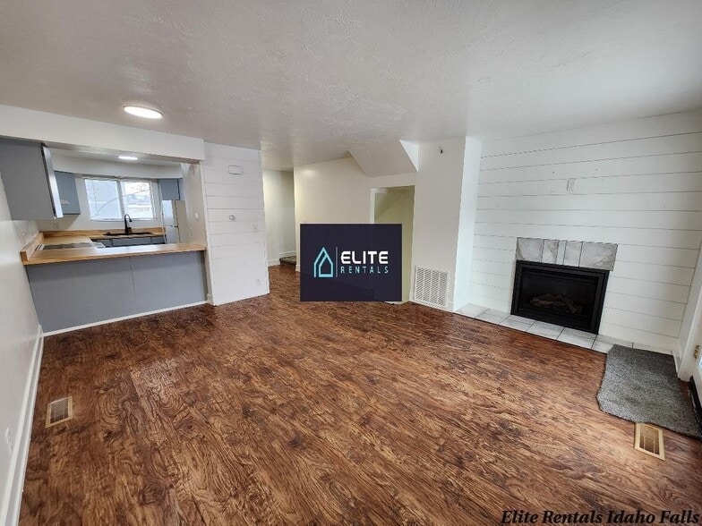 Building Photo - 1528 Falcon Dr