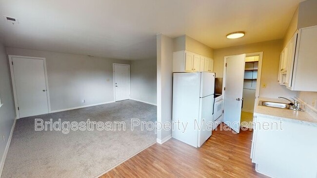 Primary Photo - 92 W Franklin St