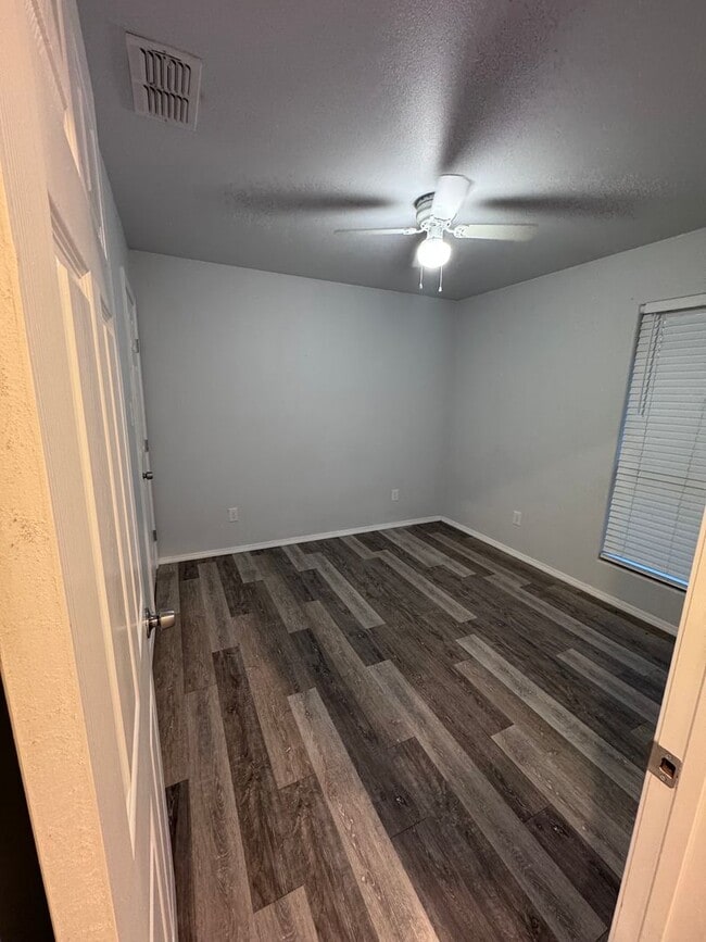 Building Photo - 1106 N Englewood Ave