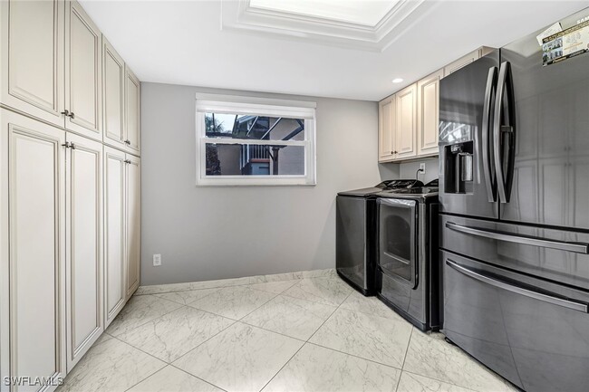 Building Photo - 185 Cypress Way E