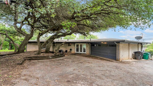 Building Photo - 2134 Bandera Rd