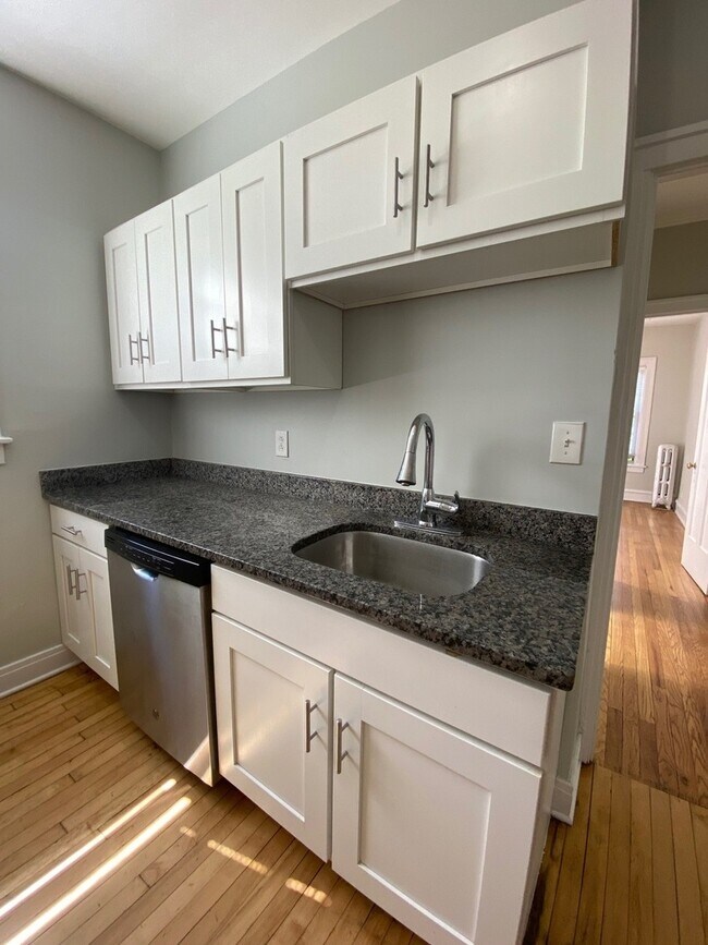 Building Photo - 734 Reba Pl