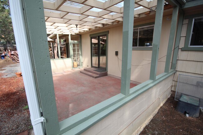 Building Photo - AVAILABLE SHORT TERM! Midtown 3 Bedroom Ho...