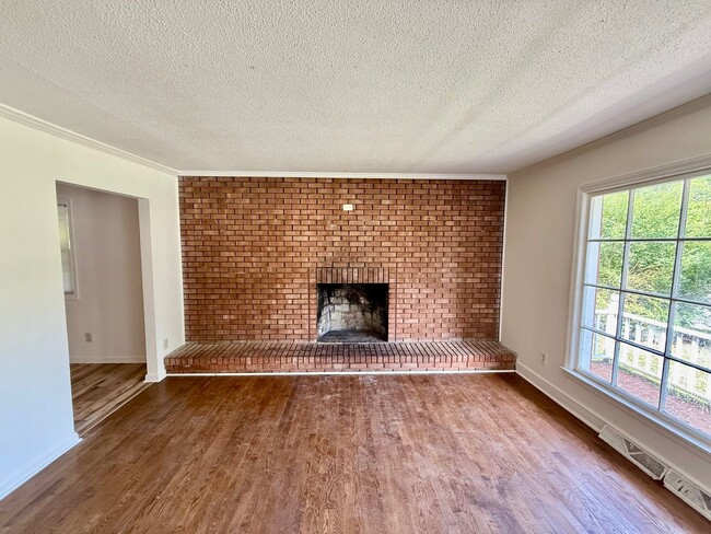 Building Photo - Four bedroom, 2 bath house in Burlington