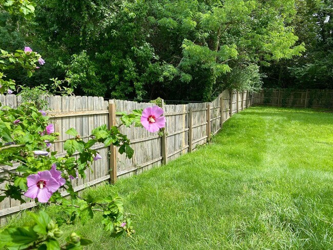 Building Photo - COMING SOON!! Great 3 Bedroom 2 Bathroom R...