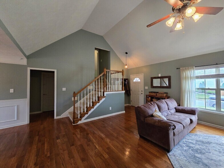 Building Photo - 594 Mountain View Dr