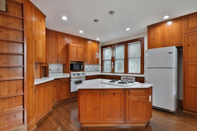 Building Photo - 2104 Iuka Ave