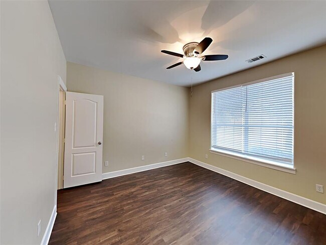 Building Photo - 4730 Plum Forest Rd
