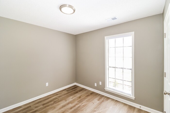 Building Photo - 5858 Rensslaer Dr