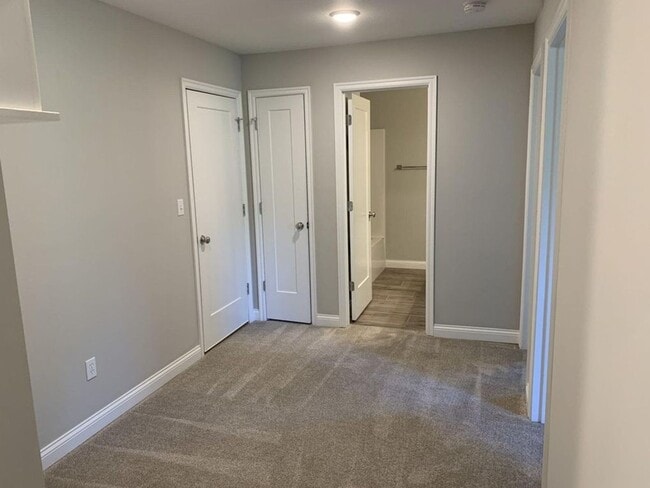 Building Photo - 3 Bed 2.5 Bath House, off Old Plank Rd