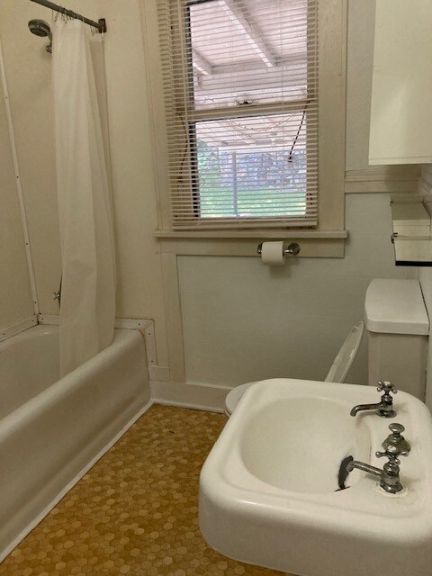 Building Photo - 162 Ramble St