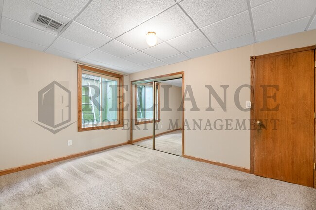 Building Photo - 2014 N Pine Grove St