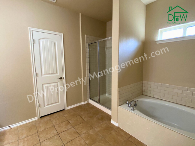 Building Photo - Stunning 4 Bedroom 2 Bathroom 2-Car Garage...