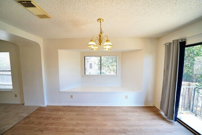 Building Photo - Move-in Ready Home Available in Converse -...