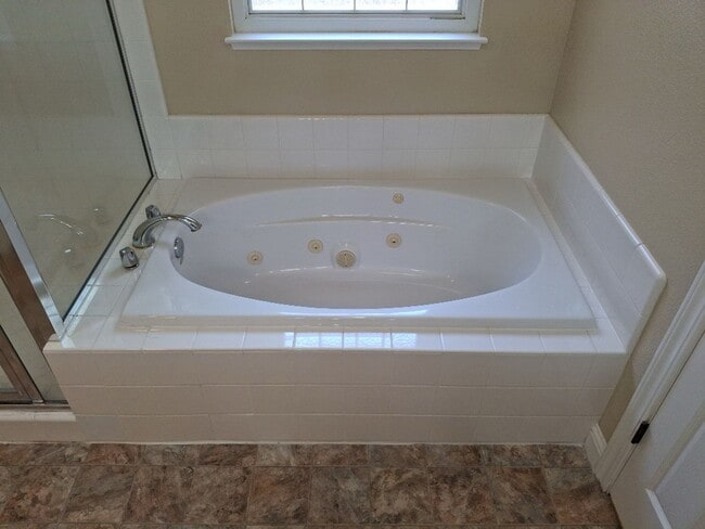 Building Photo - Central Roseville Single Story, 3 Bedroom, 2 Bath, 2 Car Garage Close to schools & Shopping