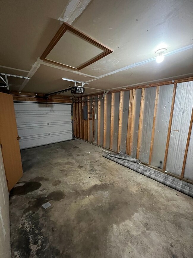 Building Photo - Spacious 3 Bedroom 1.5 Bath Located Near R...