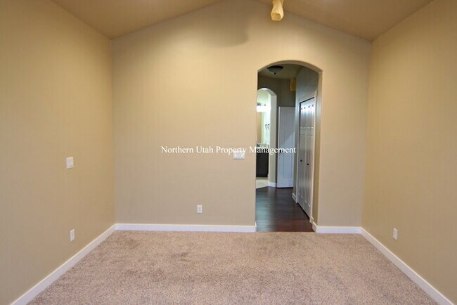 Building Photo - Beautiful Layton Home