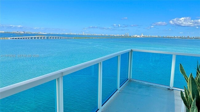 Building Photo - 700 NE 25th St