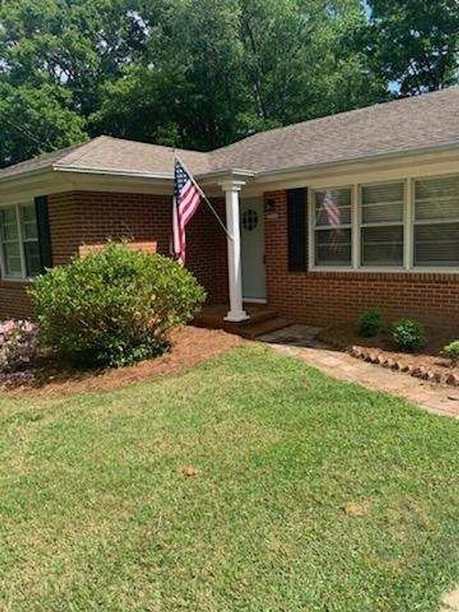 Building Photo - Fully Furnished and Move-in Ready: Charming 2BR/1BA Home