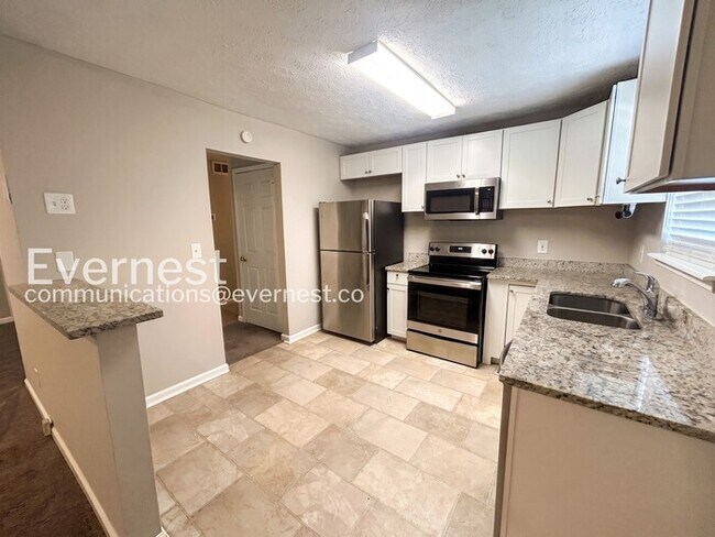 Building Photo - 3 Bed, 2 Bath Home with Fenced Yard & Garage / Pet-Friendly / Vouchers Accepted / Available Now!