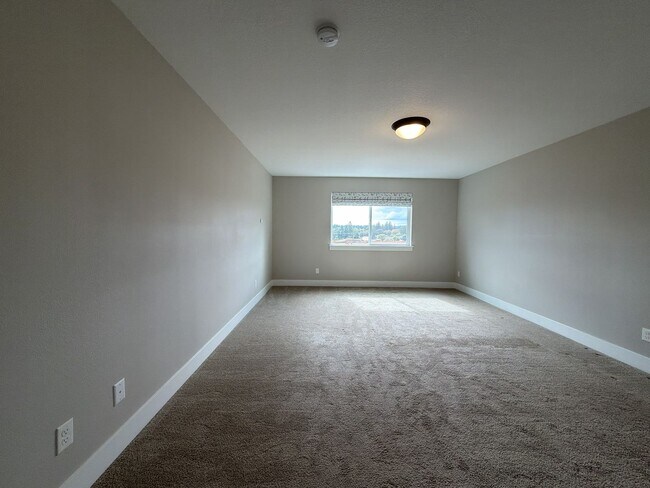 Building Photo - 12425 SW Silvertip St