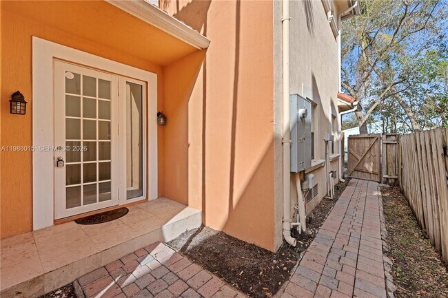 Building Photo - 819 SW 7th Ave